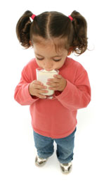 girl_drinking_milk